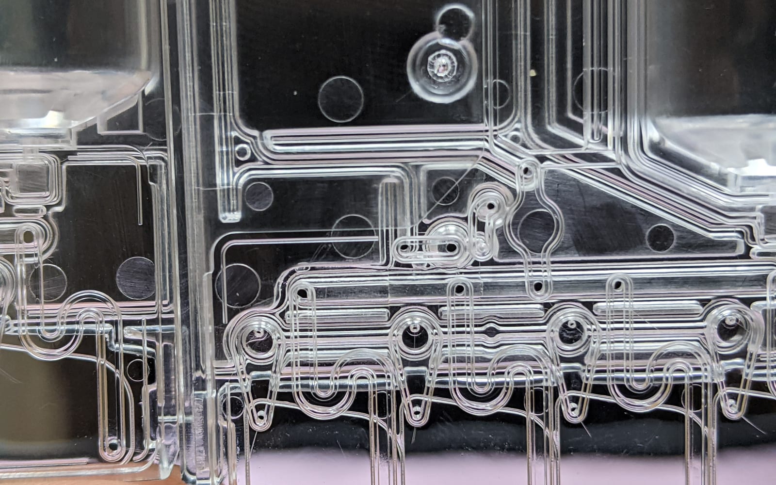 Precision-molded microfluidic cartridge engineered by Expertise Engineering
